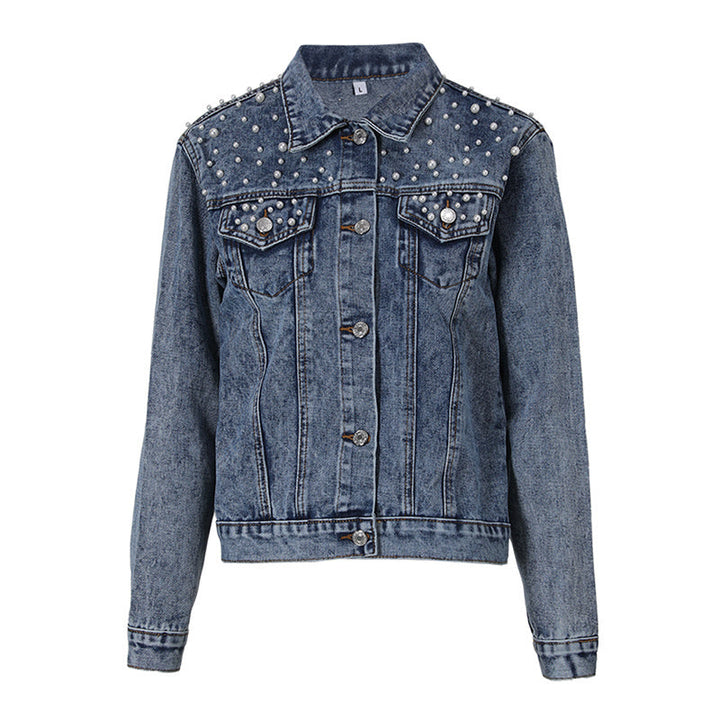 Denimblaue Jacke mit stilvoller Perlenverzierung auf weißem Hintergrund