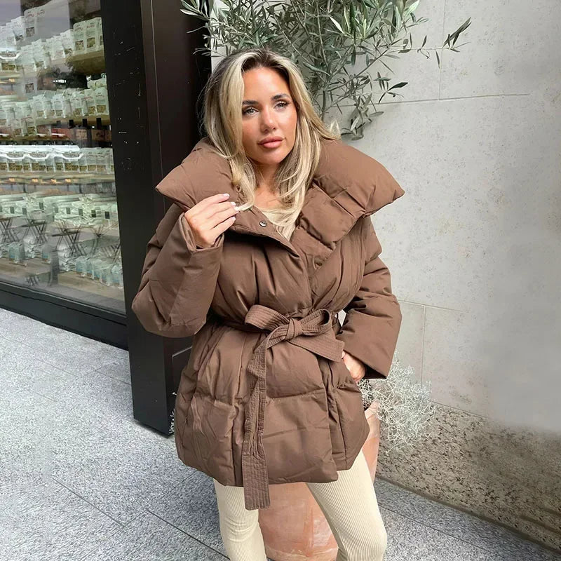 Echoarchiv | Kurze Damenjacke mit Stehkragen und Taillierter Taille