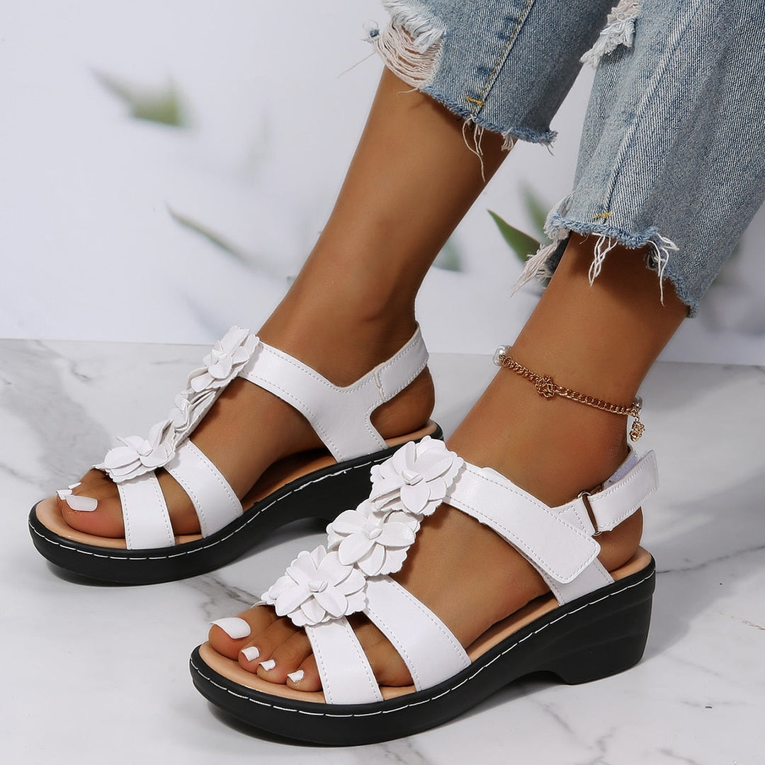 Echoarchiv | Orthopädische Sandalen mit Schwarzen Blumen