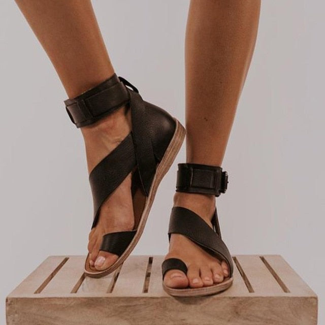 Echoarchiv | Sandalen mit Kreuzband und Zehenring