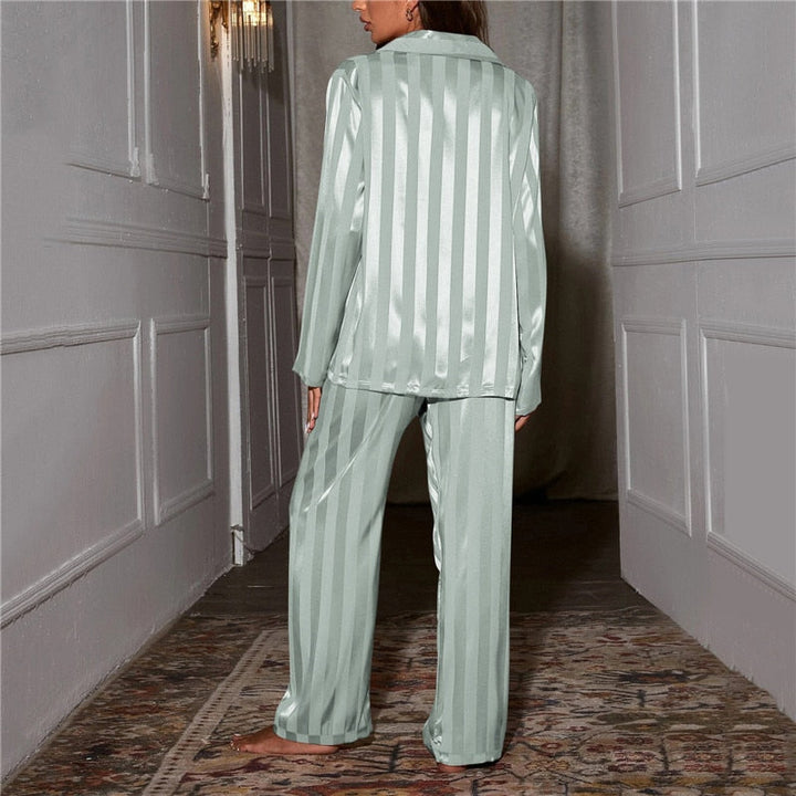 Echoarchiv - Stilvolles Pyjama-Set aus Seide