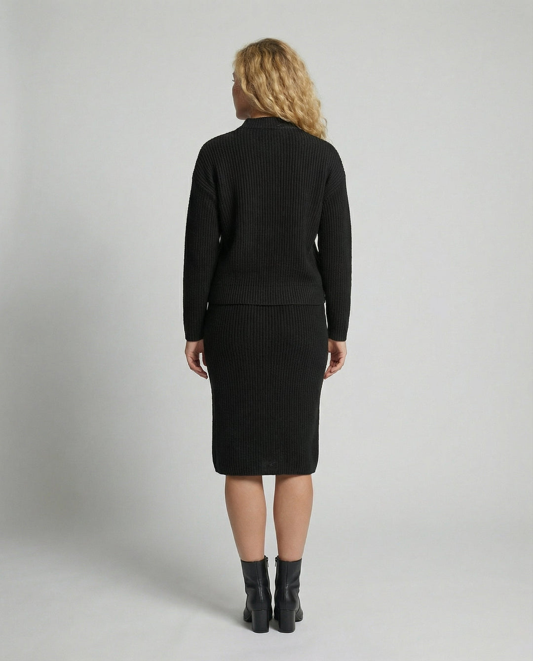 2-teiliges Damen Set aus Pullover und Rock | Echoarchiv