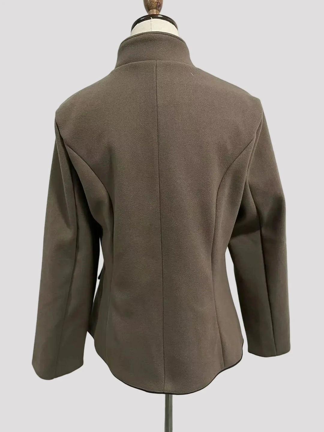 Damen Kurzjacke mit Mehrknopfleiste und Farbakzenten | Echoarchiv