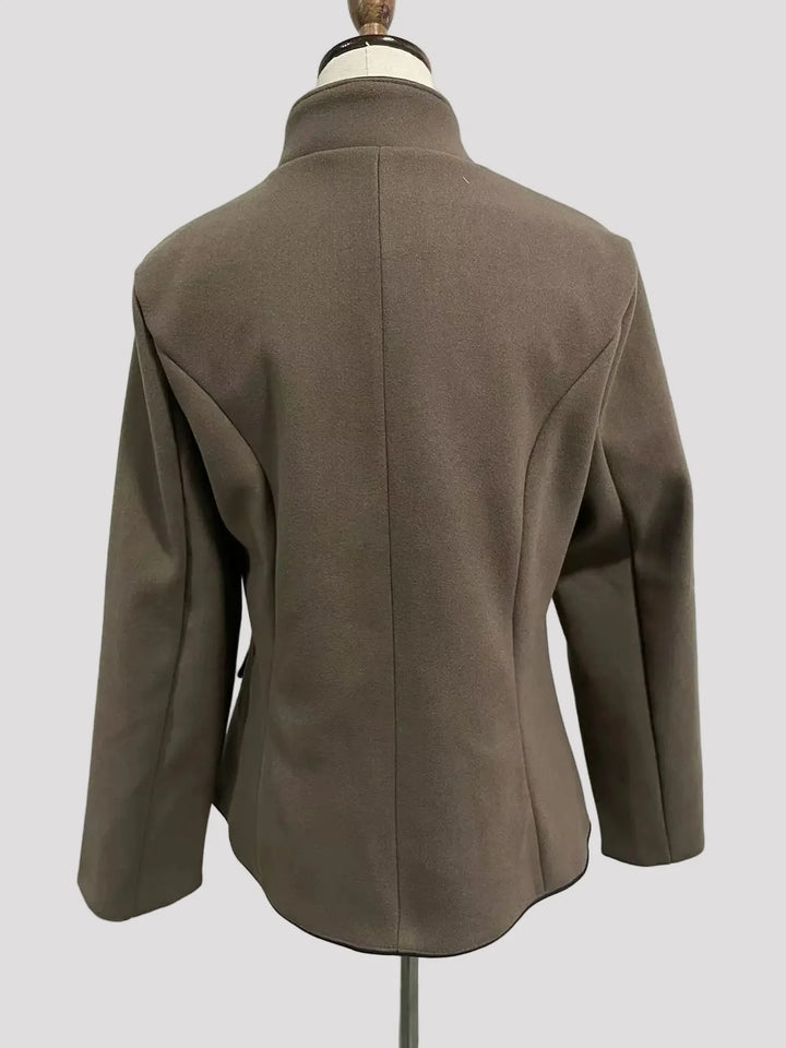 Damen Kurzjacke mit Mehrknopfleiste und Farbakzenten | Echoarchiv