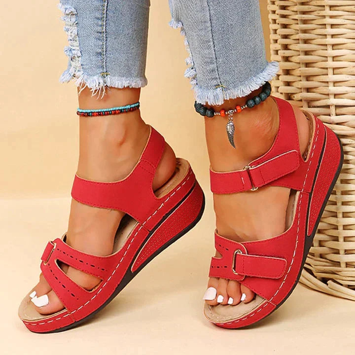 Bequeme orthopädische Sandalen mit Keilabsatz