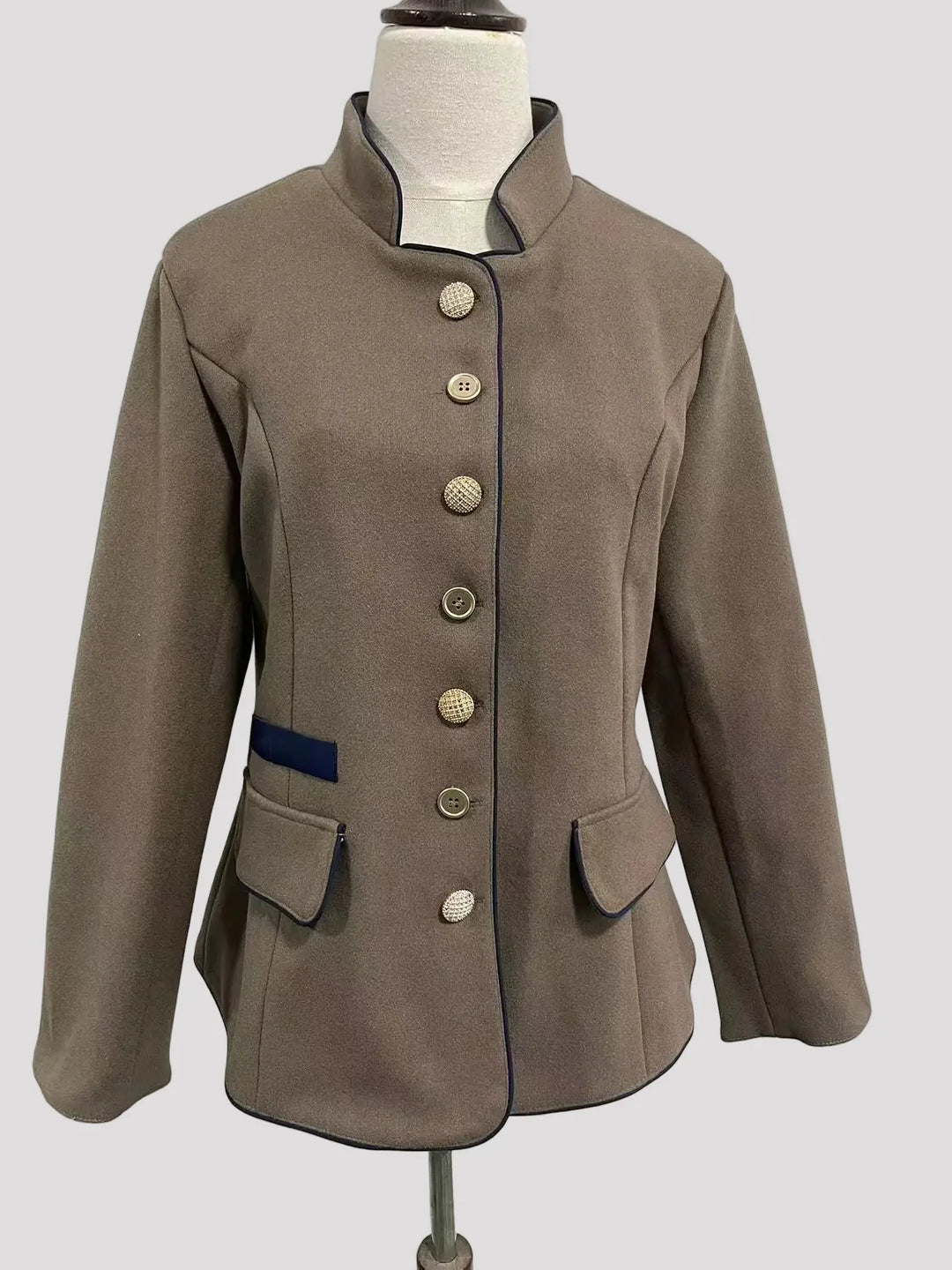 Damen Kurzjacke mit Mehrknopfleiste und Farbakzenten | Echoarchiv
