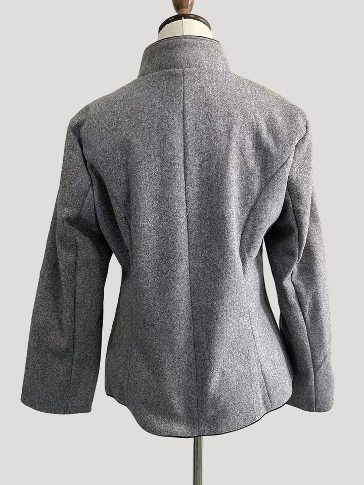Damen Kurzjacke mit Mehrknopfleiste und Farbakzenten | Echoarchiv