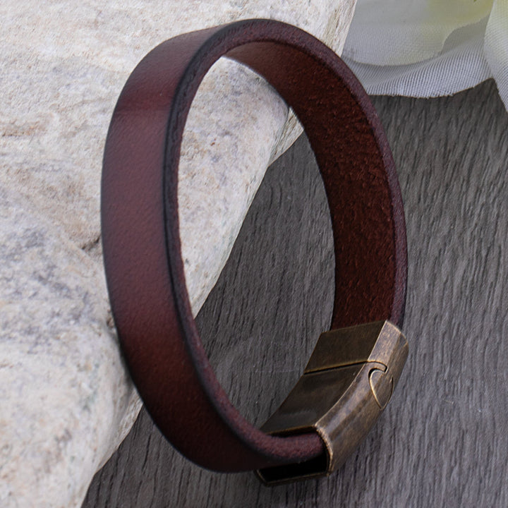 Echoarchiv | Robuste Lederarmband mit Messingschließe