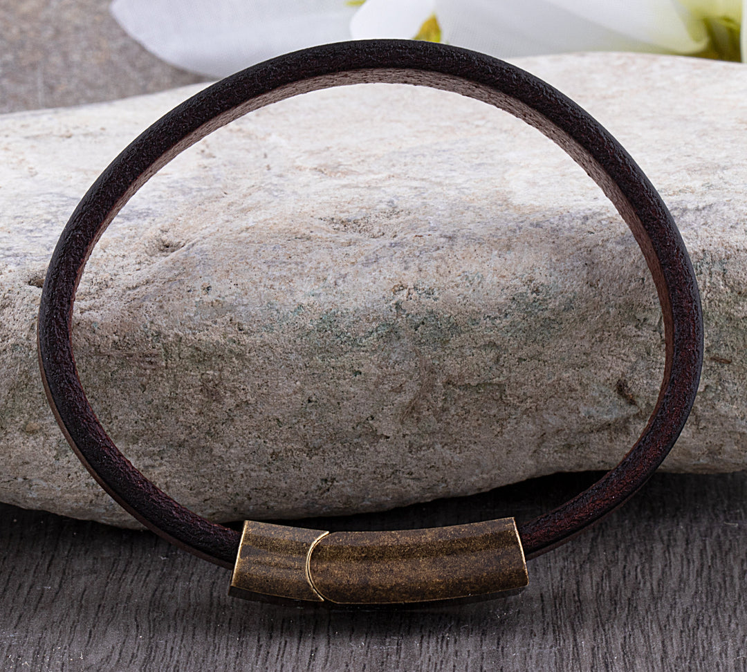Echoarchiv | Robuste Lederarmband mit Messingschließe
