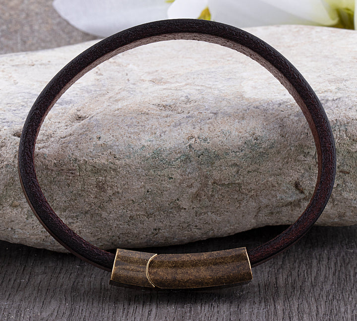Echoarchiv | Robuste Lederarmband mit Messingschließe