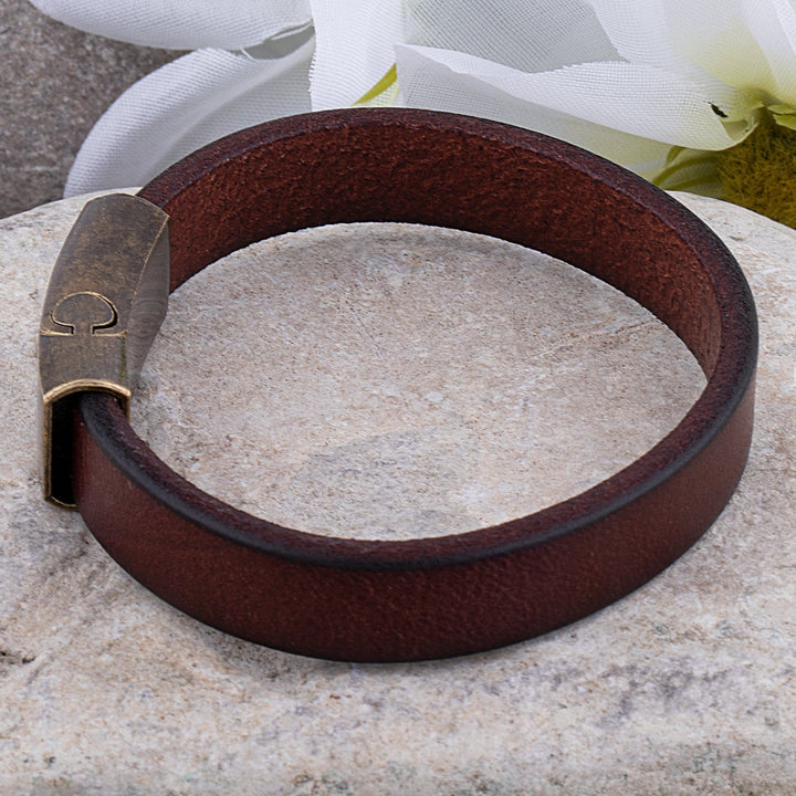 Echoarchiv | Robuste Lederarmband mit Messingschließe