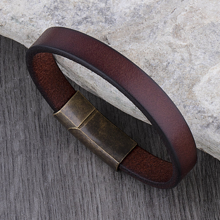 Echoarchiv | Robuste Lederarmband mit Messingschließe