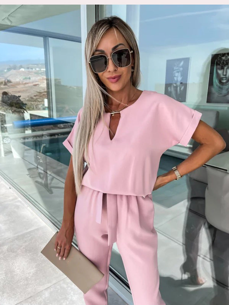 Echoarchiv | Eleganter Jumpsuit mit kurzen Ärmeln und Gürtel