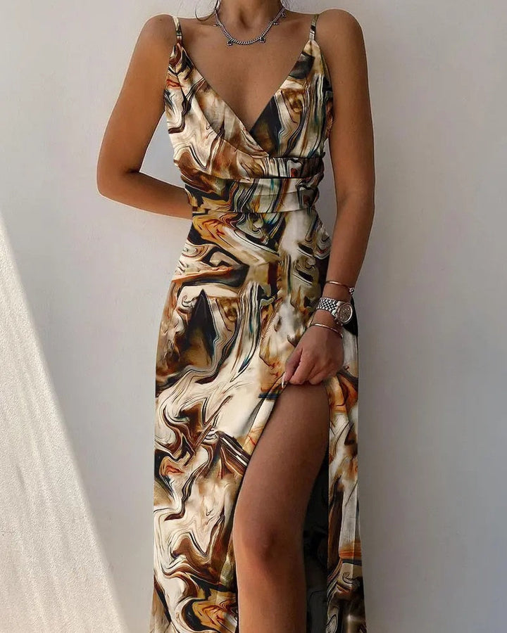 tief ausgeschnittenes Kleid mit Rüschenschlitz – Élara