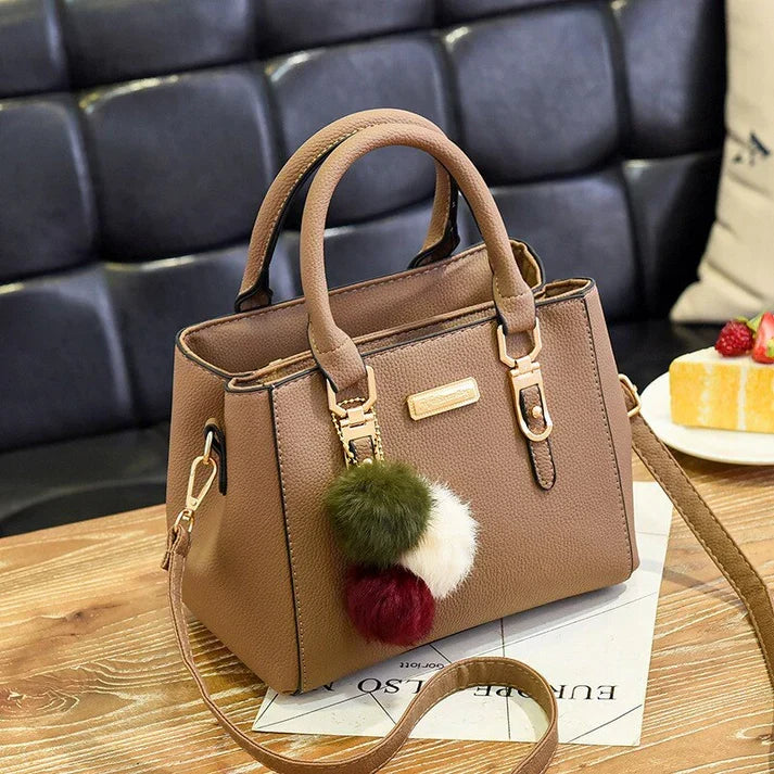 Echoarchiv | Handtasche mit Anhänger