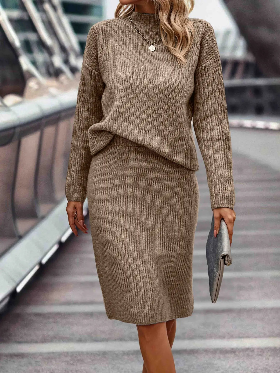 2-teiliges Damen Set aus Pullover und Rock | Echoarchiv