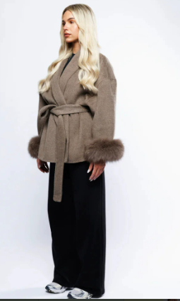 Echoarchiv | Wollmantel mit Pelz Manschetten Elegantes Design Warm und Stilvoll