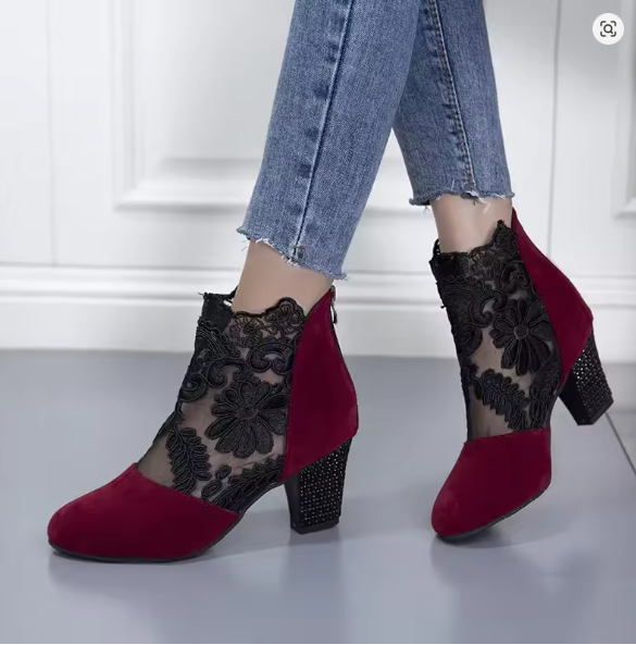 Echoarchiv | Sandalen mit Spitzenblumen