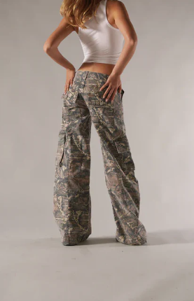 Echoarchiv | Niedrig taillierte Cargo-Hose Braun Camo