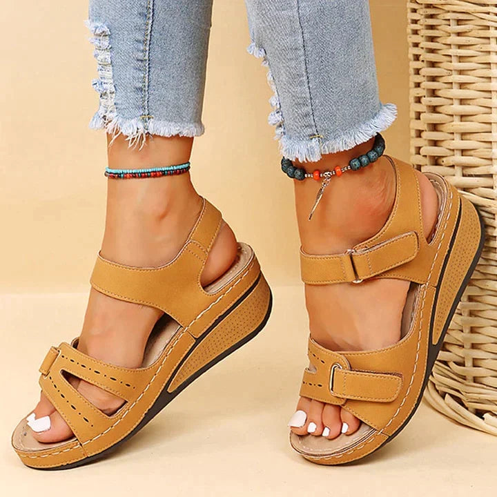 Bequeme orthopädische Sandalen mit Keilabsatz