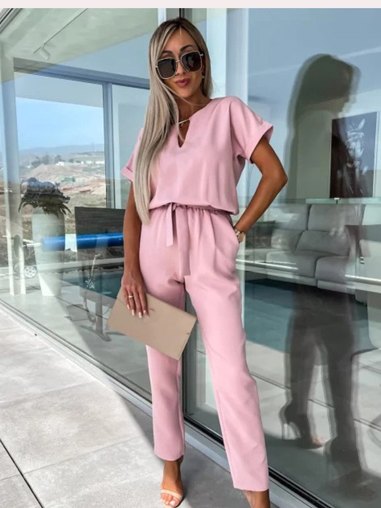 Echoarchiv | Eleganter Jumpsuit mit kurzen Ärmeln und Gürtel