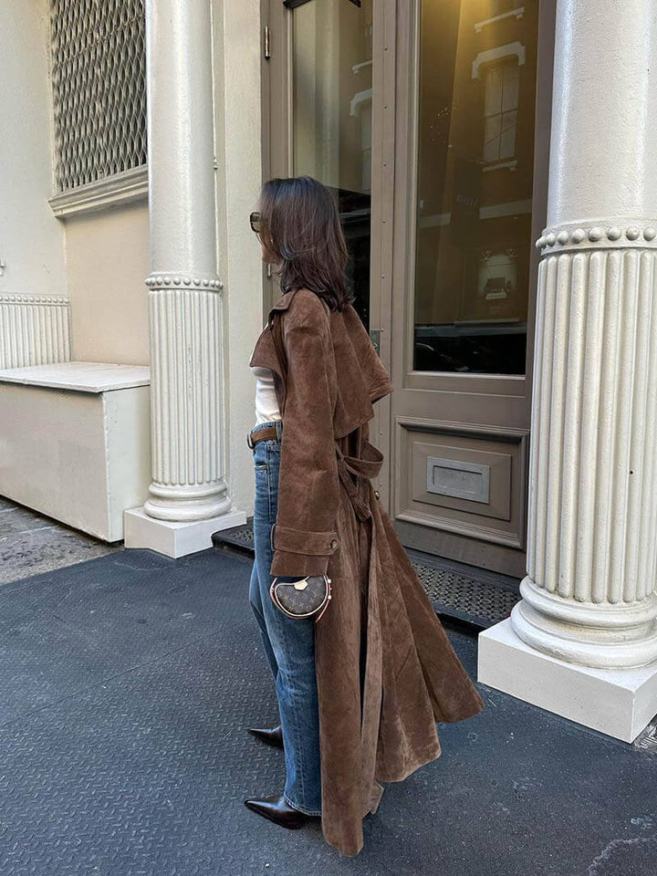 Echoarchiv | Zeitloser Wildleder-Trenchcoat für Einen Eleganten Flair