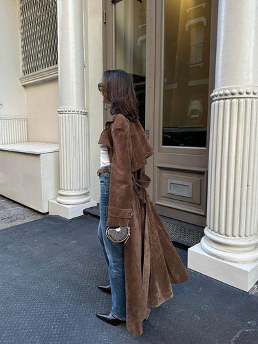 Echoarchiv | Zeitloser Wildleder-Trenchcoat für Einen Eleganten Flair