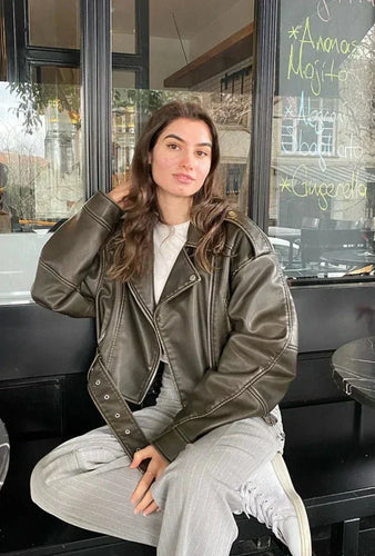 Damen verkürzte Kunstleder Bikerjacke mit taillierter Taille – Célinea