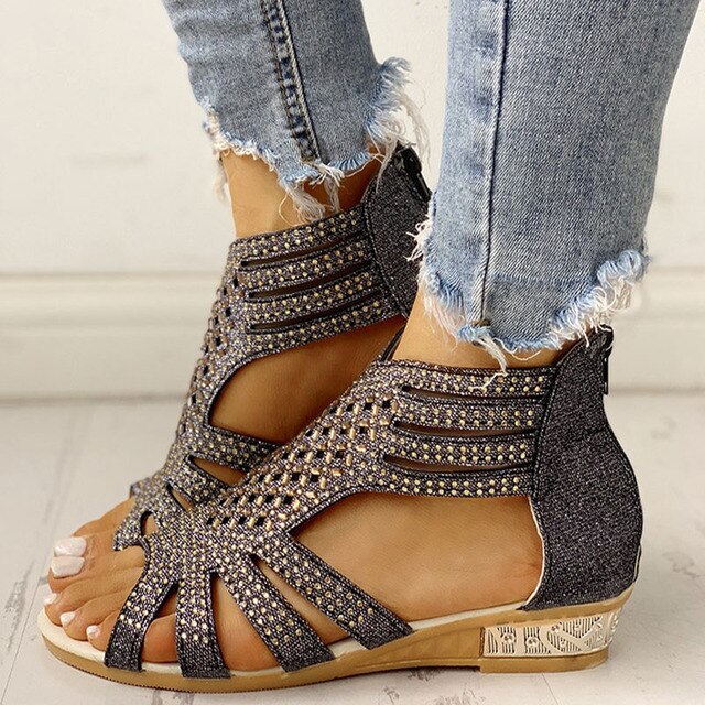 Echoarchiv - Orthopädische Sandalen mit niedrigem Absatz