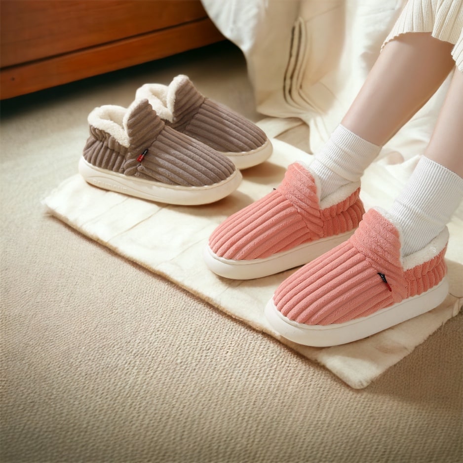 Warme pink und braun hausschuhe auf einem teppich