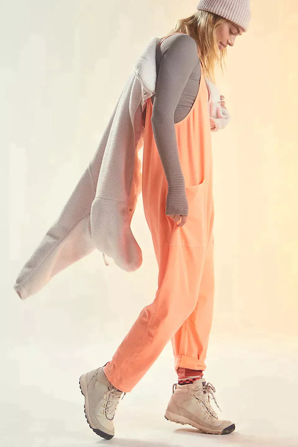 Seitenansicht Des Cela Peach Jumpsuit
