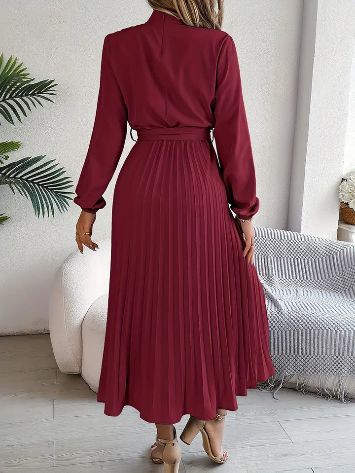 Echoarchiv | Schlichtes Kleid mit Stehkragen und Plissiertem Gürtel
