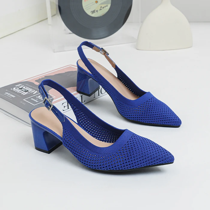 Atmungsaktive Strickschuhe mit spitzer Zehe und Knöchelriemen Echoarchiv
