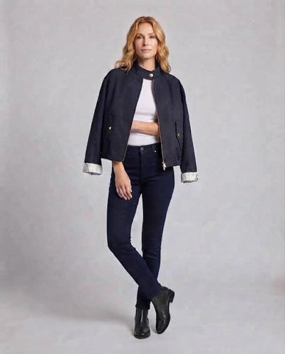 Damen Cropped Utility Jacke mit Stehkragen, Kordelzugsaum und goldfarbenen Details Echoarchiv