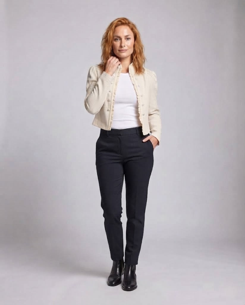 Damen kurze taillierte Jacke mit Rüschensaum, Stehkragen und dekorativen Falten Echoarchiv