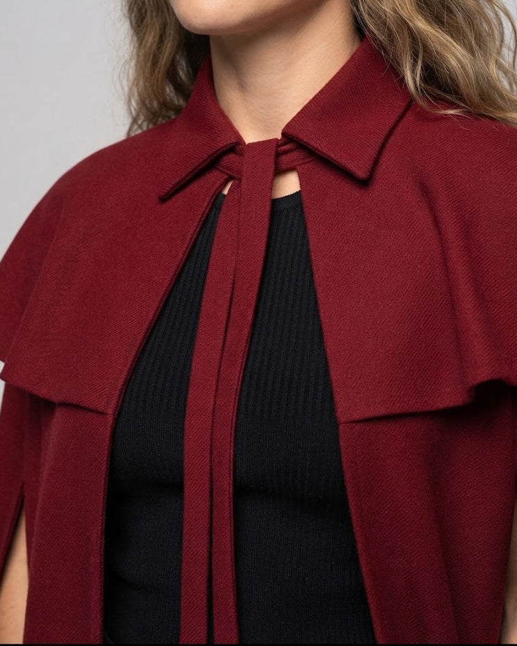 Damen elegante Kapuzencape mit schwingenden Ärmeln und Taillenauschnitten Echo Archiv