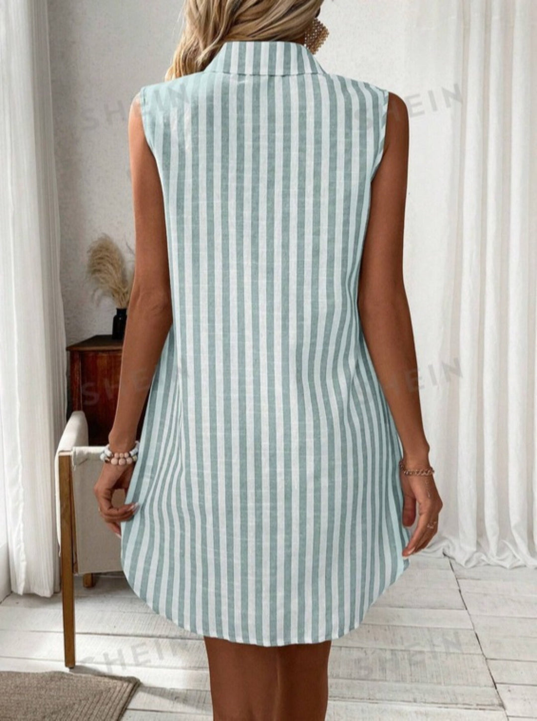 Echoarchiv | Ärmelloses Hemdkleid mit V-Ausschnitt und Knöpfen
