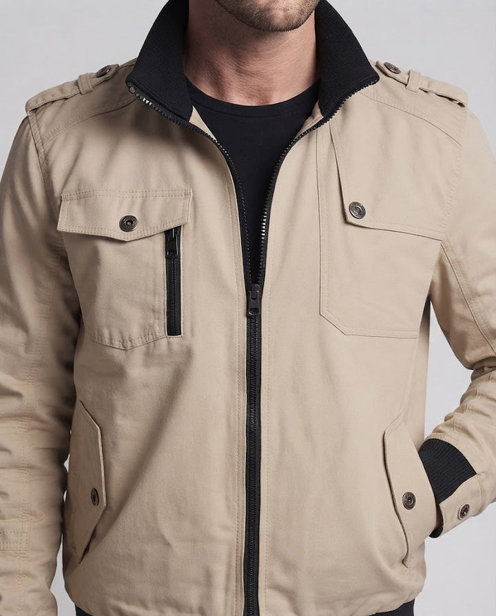 Herren Kurzblouson im Utility‑Field‑Design mit Stehkragen, Schulterepauletten und verdeckten Reißverschlusstaschen Echoarchiv