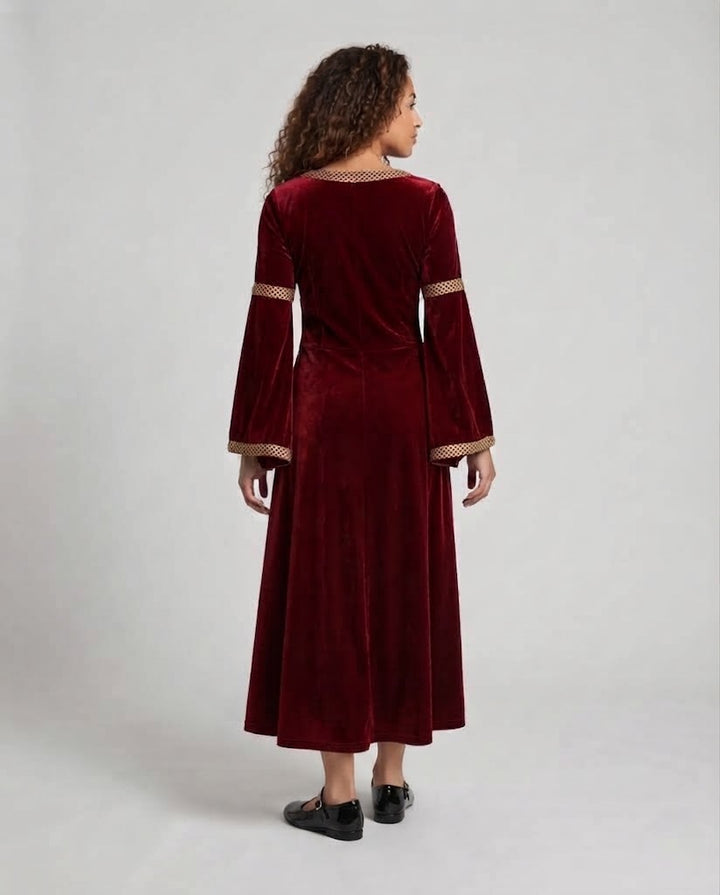 Frauen Historisches Samtkleid mit Ausgestellten Ärmeln und Dekorativem Kragen Echo Archiv