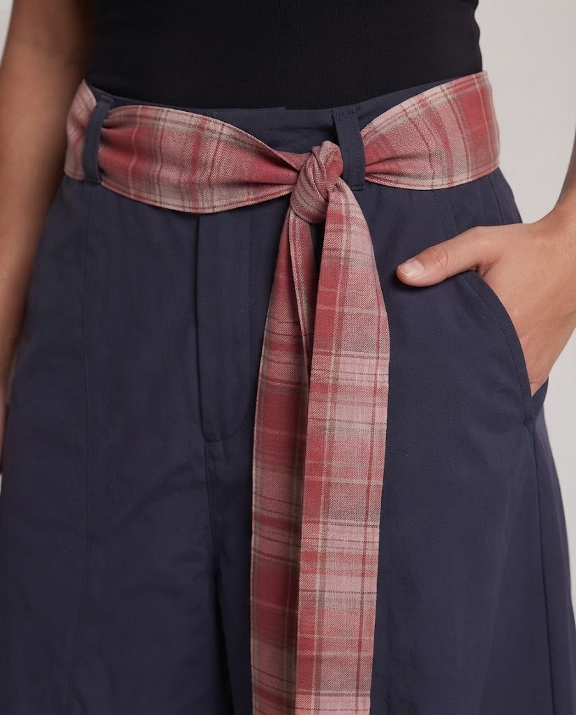 Damen locker sitzende modische Hose mit Gürtel Echoarchiv