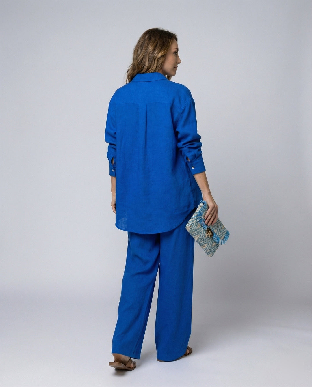 Damen Lässiges Leinen-Outfit mit weit geschnittenem Hemd und lockeren Hosen Echoarchiv