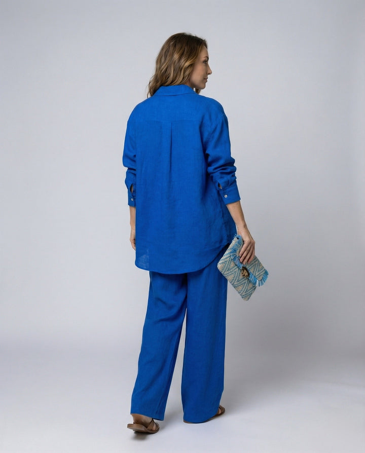 Damen Lässiges Leinen-Outfit mit weit geschnittenem Hemd und lockeren Hosen Echoarchiv