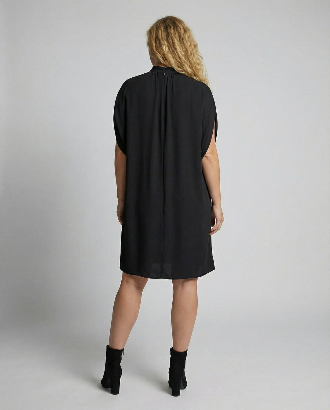 Modernes Damenkleid mit Fledermausärmeln