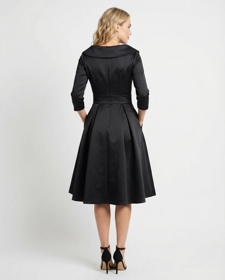 Elegantes Wickelkleid mit breitem Kragen