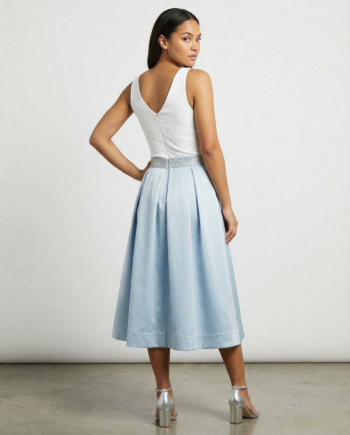 Damen Elegantes Midikleid mit Hochgeschlossenem Kragen & Schwingendem Rock | Echoarchiv