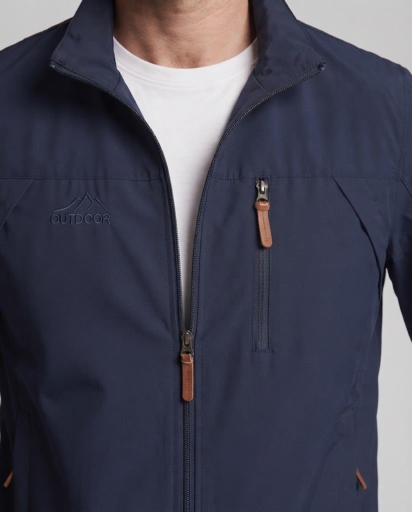Herren leichte windabweisende Outdoor‑Jacke mit Stehkragen, Brustreißverschluss und elastischen Bündchen Echoarchiv