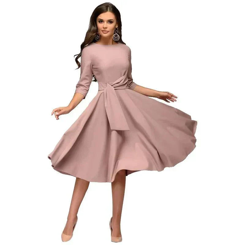 Echoarchiv | Elegantes Midi-Kleid mit femininer Silhouette