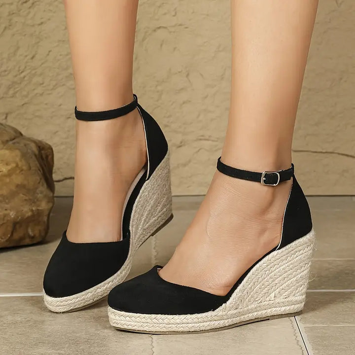 Elegante Damen-Keilsandalen mit Knöchelriemen Echoarchiv