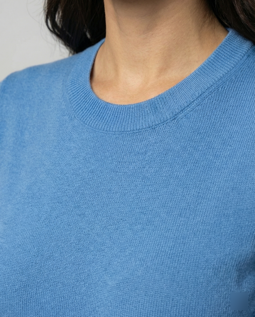 Damen Feinstrickpullover mit Kurzarmiger Silhouette und Weich Fließendem Material Echoarchiv