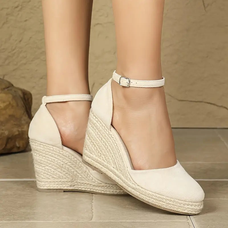 Elegante Damen-Keilsandalen mit Knöchelriemen Echoarchiv